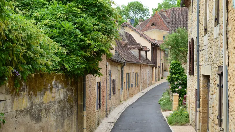 Hidden cobblestone lane in Ménilmontant, Paris